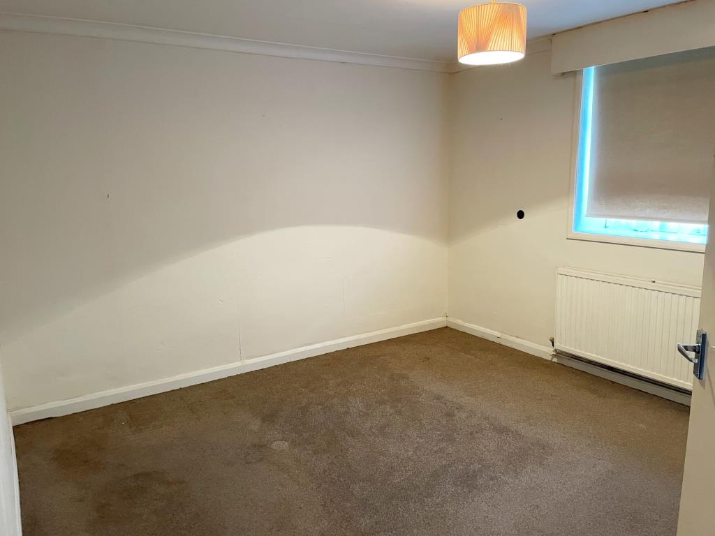 Lot: 60 - LARGE TWO-BEDROOM GROUND FLOOR FLAT - Bedroom with radiator